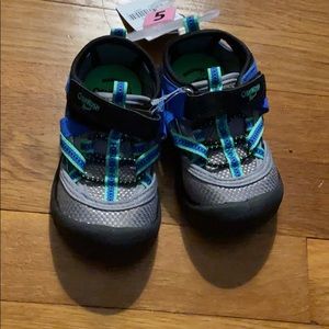 NWT Oshkosh Bump toe sneakers